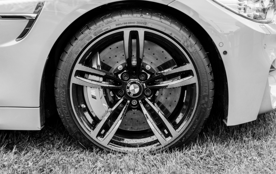在草地上一辆跑车的轮胎摄影