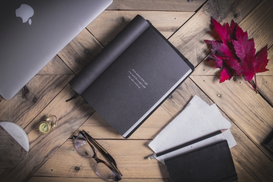 办公桌电脑书本眼镜静物摆拍