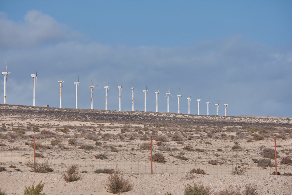 荒漠戈壁上的风力发电机高清摄影