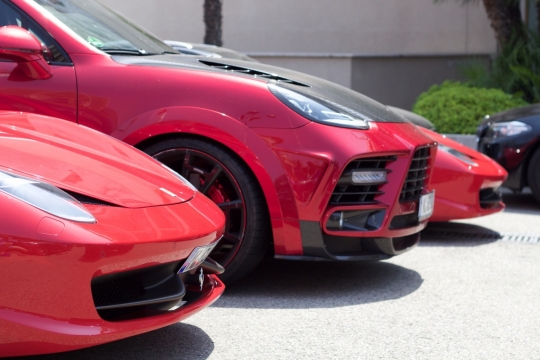 阳光城市街道红色豪华跑车