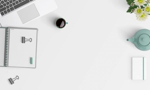 白色简约工作台上笔记本电脑和茶壶静物摄影