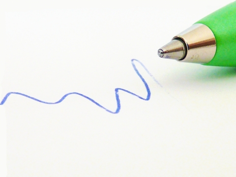 白色纸绿色笔杆圆珠笔蓝色线条