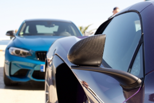 阳光户外蓝色黑色崭新轿车