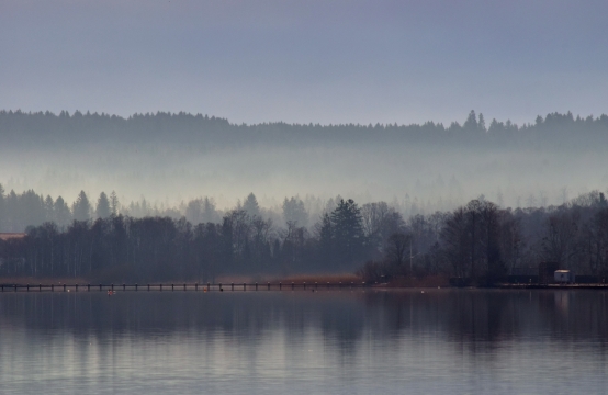 自然户外绵延山峰湖泊风光