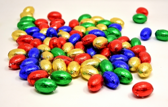 白色桌面彩色糖纸蛋造型美味巧克力