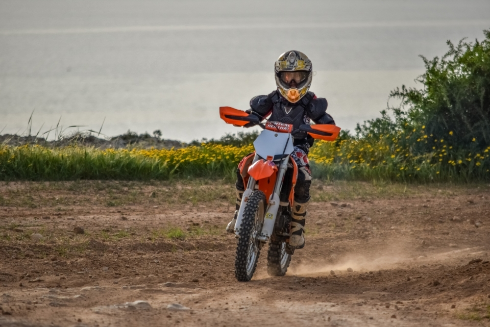 骑着摩托车在河滩泥地中飞驰的车手