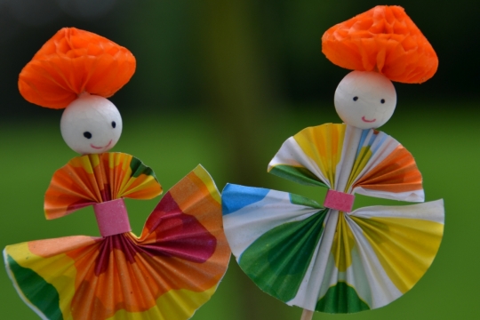 背景虚化鲜花帽子和彩色折纸裙子