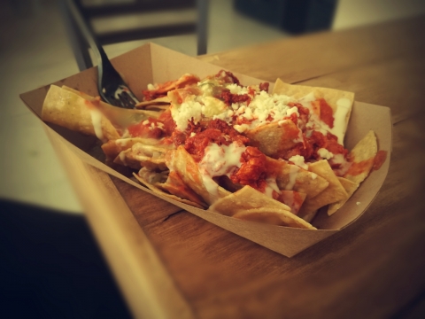 木桌上涂满色拉番茄酱的美味小吃