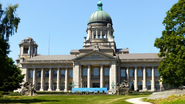 庄严宫殿建筑晴朗天气庭院外景