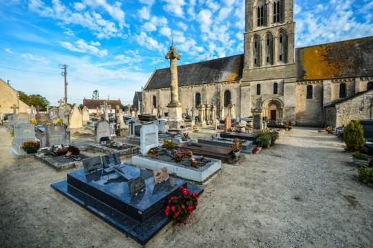 蓝天白云阳光下古老历史城市教堂公墓