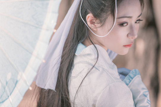 美女摄影_古装美女撑伞回眸高清美图