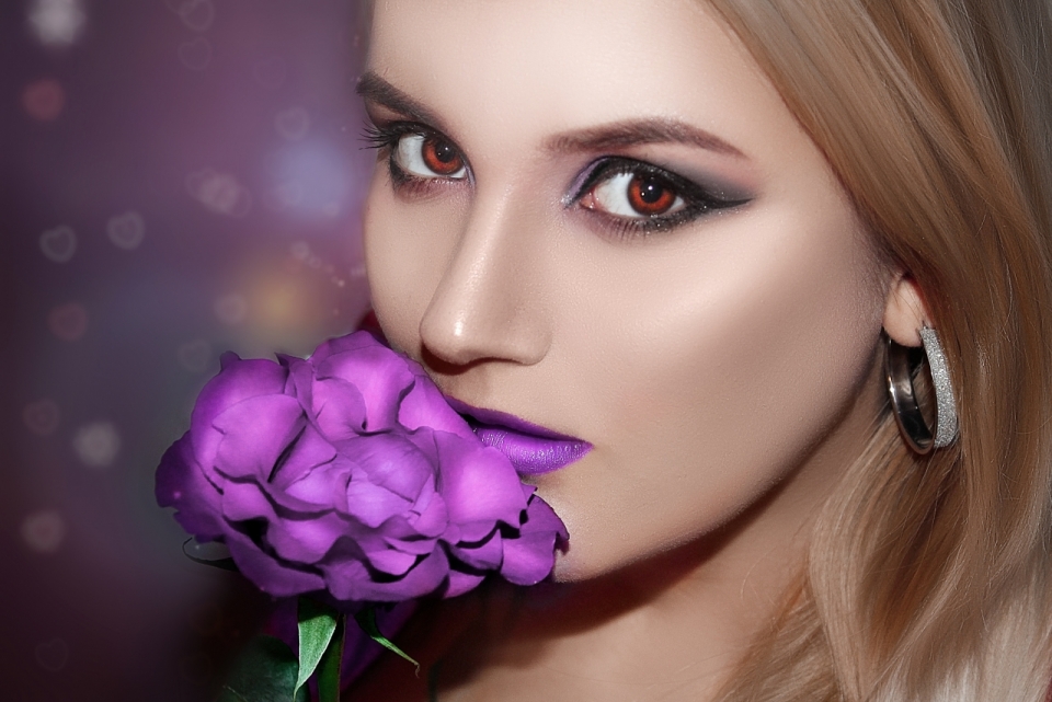 梦幻背景拿紫色自然花朵时尚美女