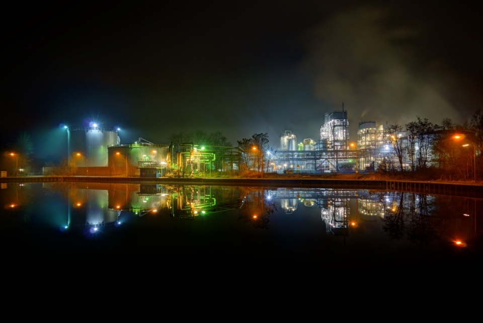 城市夜晚灯光建筑倒映湖泊