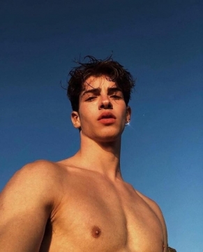 阳光下的帅哥图片