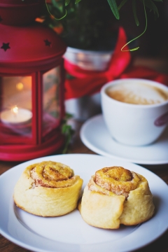 放着精美提灯的木桌上美味蛋糕与拉花咖啡