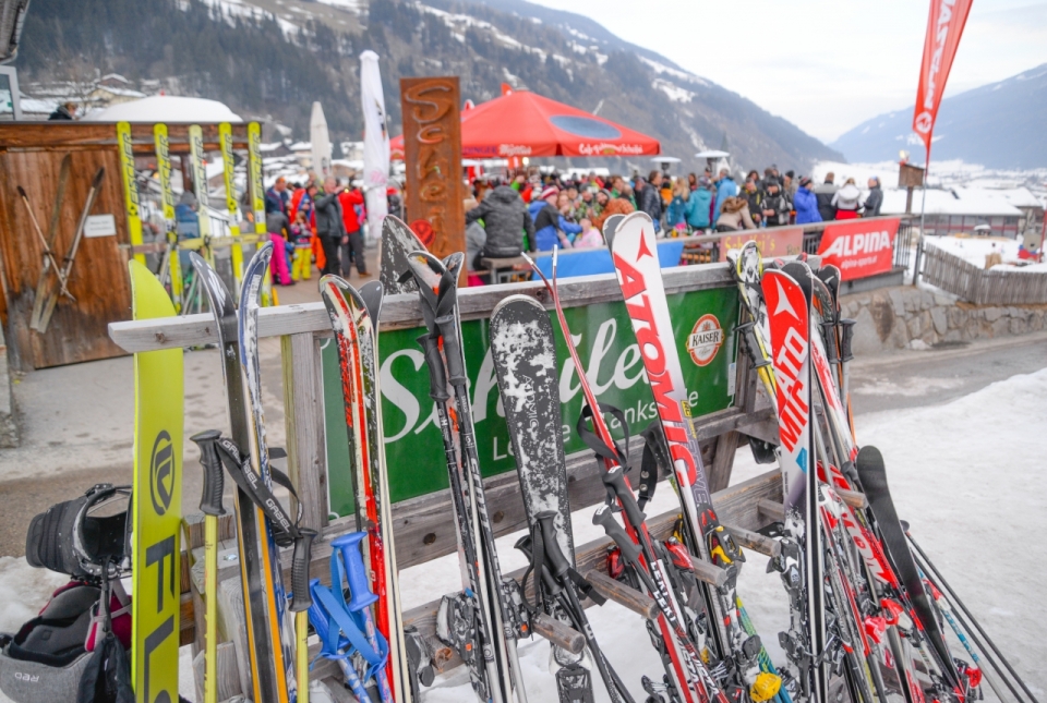滑雪场雪道旁摆放的各式滑雪板