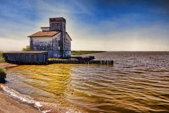 波光粼粼湖边简陋房屋外景特写