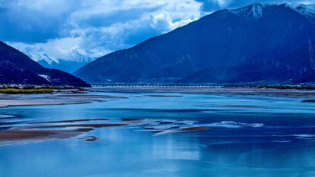 2021国庆旅游雅鲁藏布江高清桌面壁纸