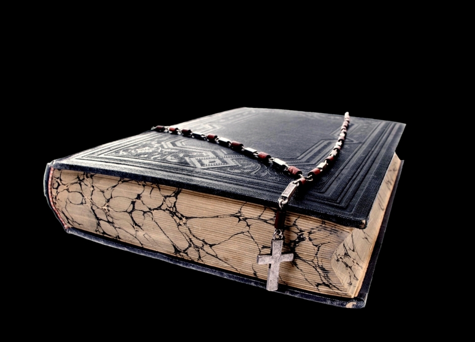 十字架项链和圣经书本