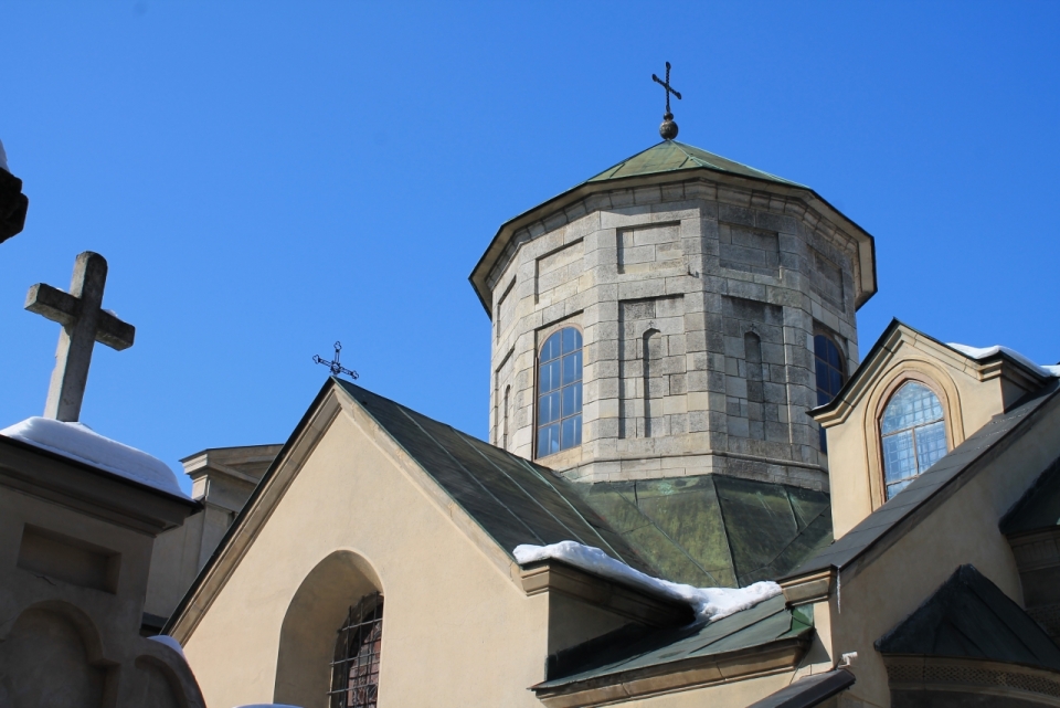 亚美尼亚蓝色天空下教堂建筑