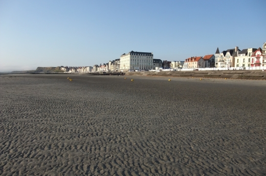 阳光蓝色天空沙滩前城市街道