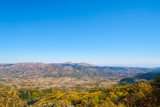 蓝天背景连绵高山绿树风光