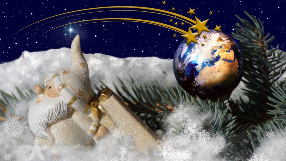 蓝色星空背景和背礼物的圣诞老人