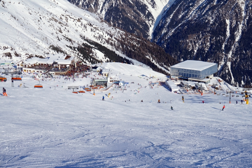 滑雪场雪山滑雪道山坡俯拍