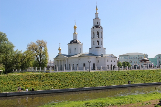 阳光城市街道金色屋顶教堂建筑