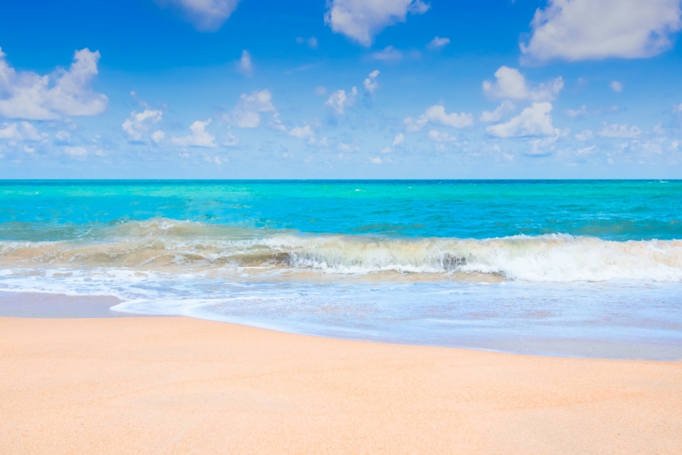 沙滩和碧海蓝天的优美风景摄影