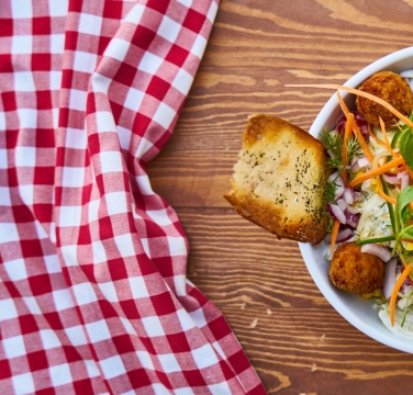 烤面包和蔬菜色拉美食摄影