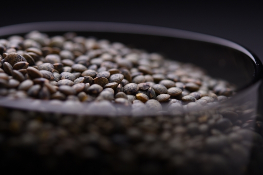 黑色背景透明杯子谷物食品