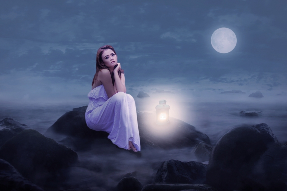 夜晚坐在石头上的沉思少女唯美摄影