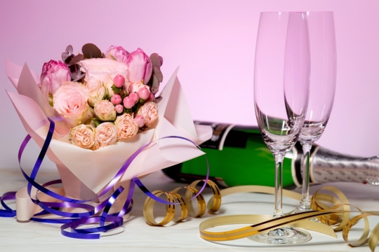 台面上摆放捧花高脚杯静物特写