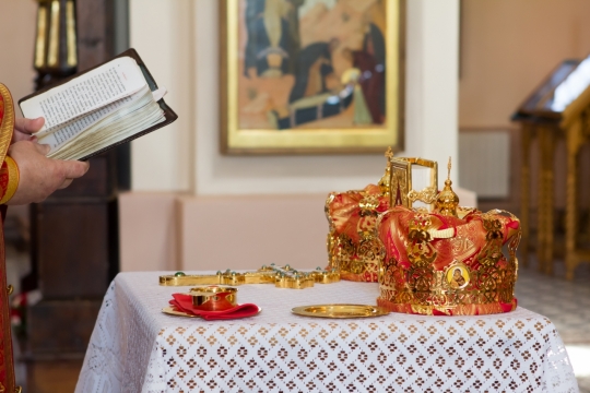 教堂室内白色桌面金色王冠装饰