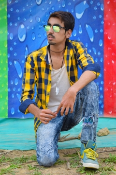 戴墨镜格子衬衫牛仔裤运动鞋男性