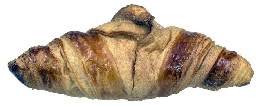 白色背景上美味的牛角包