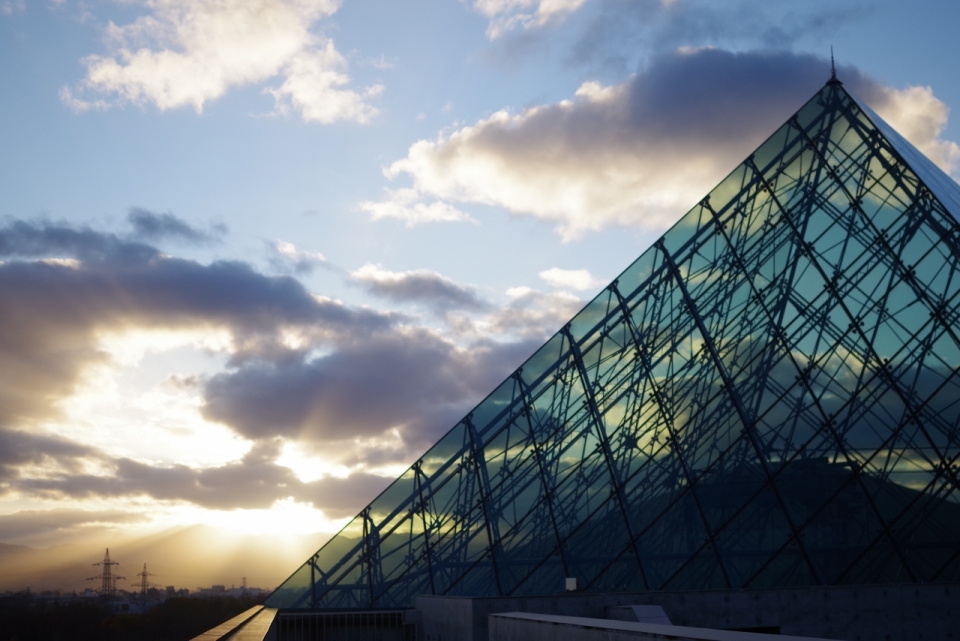清晨中美丽的卢浮宫玻璃金字塔