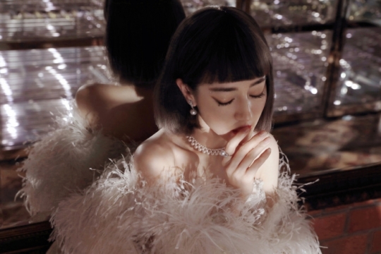 美女明星迪丽热巴妩媚优雅假发写真图片