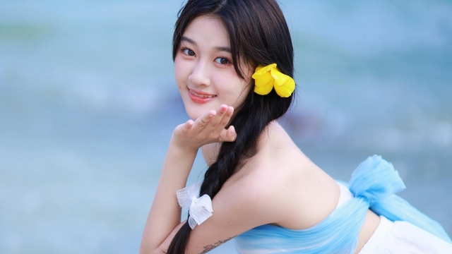 海边清凉美女高清桌面壁纸