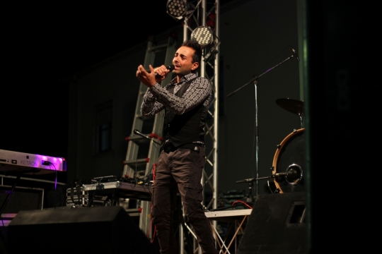 舞台山的男歌手倾情歌唱一幕摄影