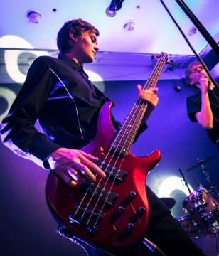 舞台上乐队演奏的贝斯手特写