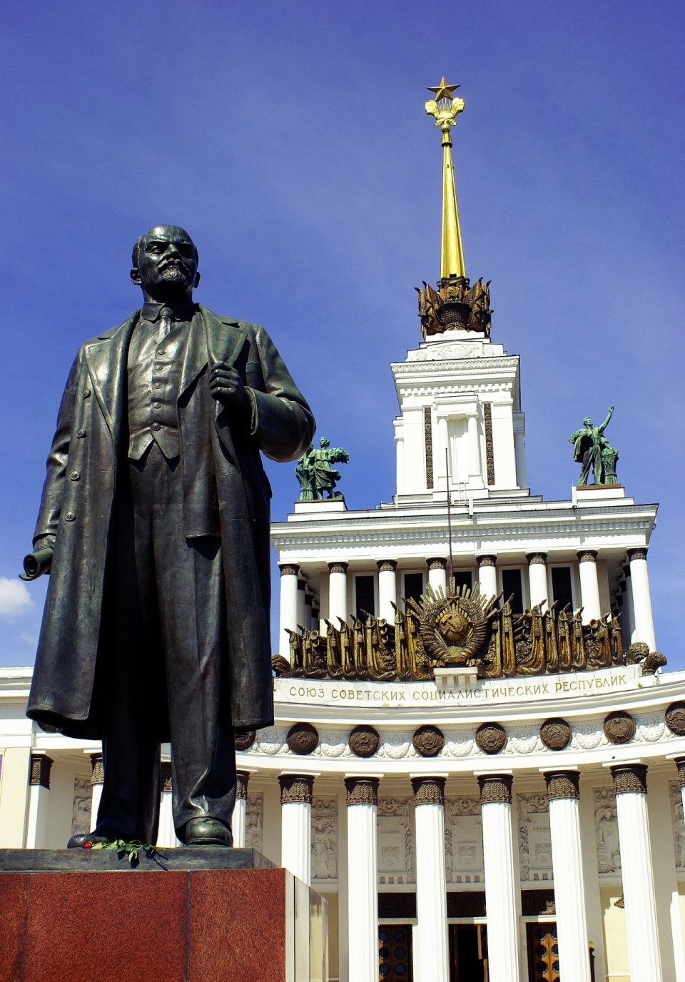 天空下纪念堂前的列宁雕像