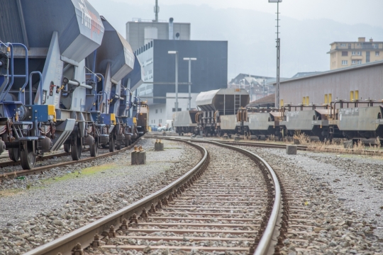 火车站台间的铁路轨道