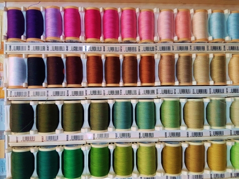 货架上色彩各异的缝纫线商品
