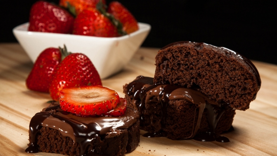 木桌上的草莓巧克力蛋糕美食摄影