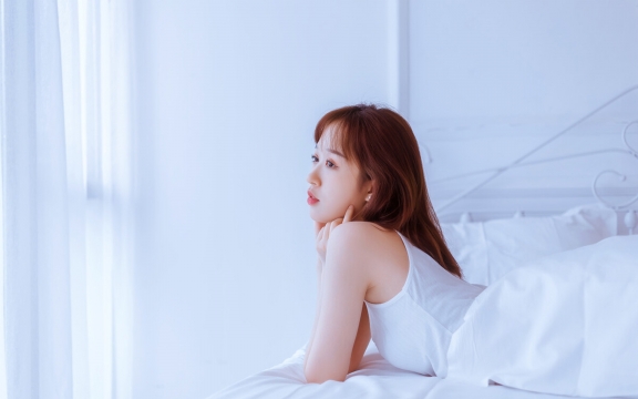 小清新吊带美丽高清桌面壁纸