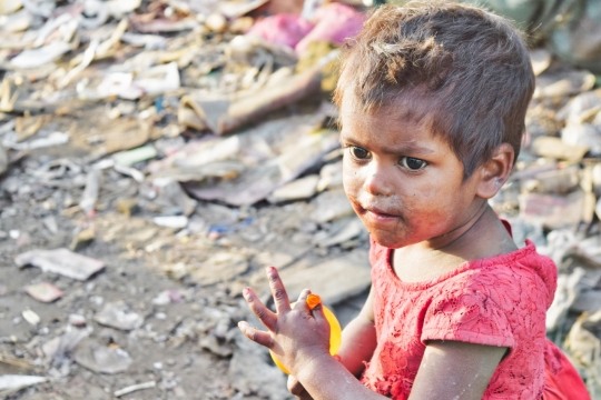 阳光户外穿红色连衣裙短发黑人女孩