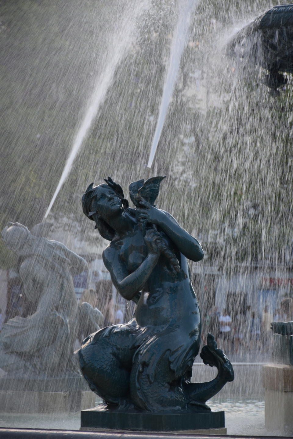 城市街道喷泉艺术石质美人鱼雕像