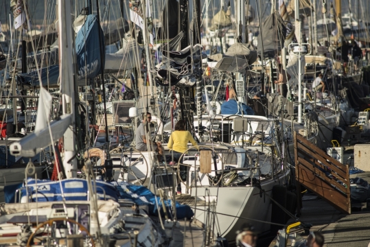 忙碌城市港口船只出航外景